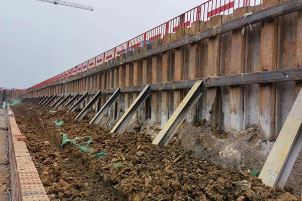 What is the Horizontal Spacing of Larssen Steel Sheet Pile Lateral Supports?